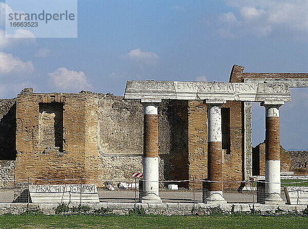 Pompeji. Antike römische Stadt. Das Gebäude von Eumachia. Sitz der Gesellschaft der Färber und Wäscher  genannt fullones . Kampanien  Italien.