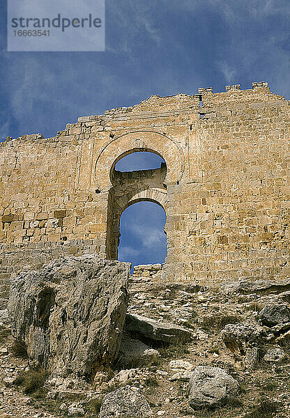 Spanien. Burg von Gormaz. Von den Muslimen im 9. Jahrhundert erbaut. Blick auf das Haupttor mit Hufeisenbogen. Provinz Soria. Kastilien und Leon.