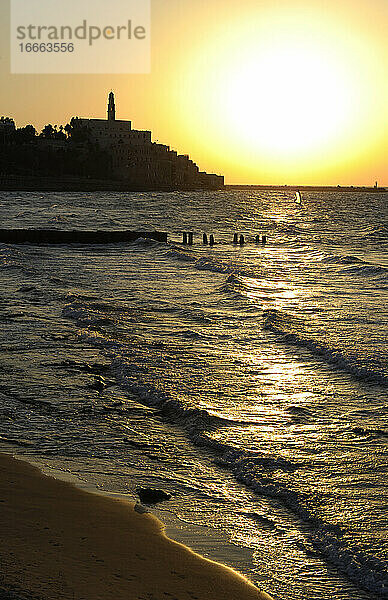 Israel. Jaffa. Küstenlandschaft. Sonnenuntergang.