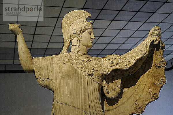 Statue der Athena Promakhos. Ausschnitt. Drittes Viertel des 1. Jahrhunderts v. Chr. Marmor. Tablinum. Villa der Papyri  Herculaneum. Archäologisches Nationalmuseum. Neapel. Italien.