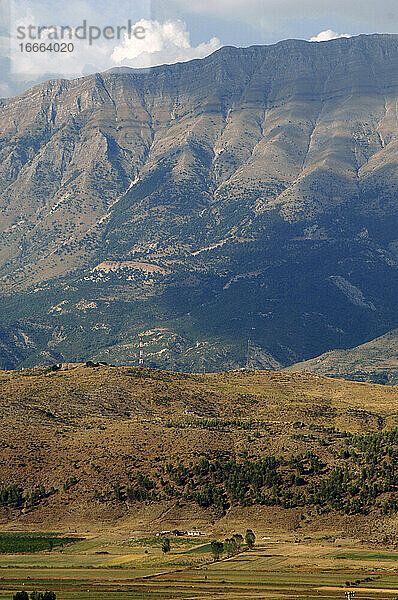 Albanien. Gjirokaster. Lunxheria-Gebirge.