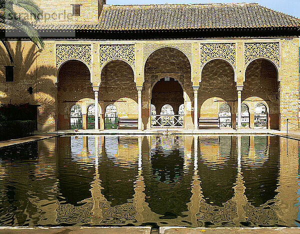 Die Alhambra. Maurisch. Nasriden-Dynastie. Damenturm. Königlicher Palast. 14. Jahrhundert. Partal-Garten. Granada. Andalusien. Spanien.