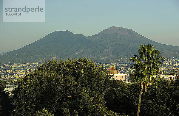 Italien. Neapel. Panorama der Stadt mit dem Vesuv im Hintergrund.