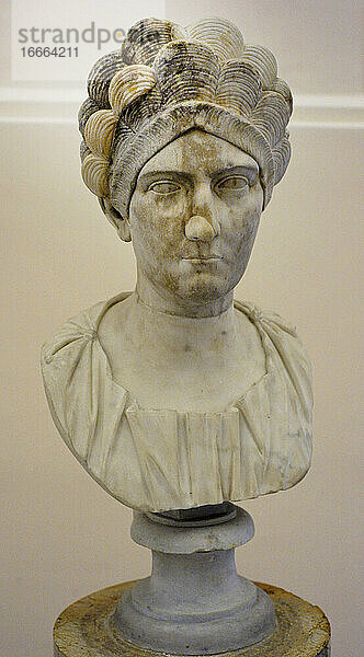 Römische Frau. Nicht identifiziertes Porträt. Trajanische Zeit (98-117 n. Chr.). Archäologisches Nationalmuseum. Neapel. Italien.