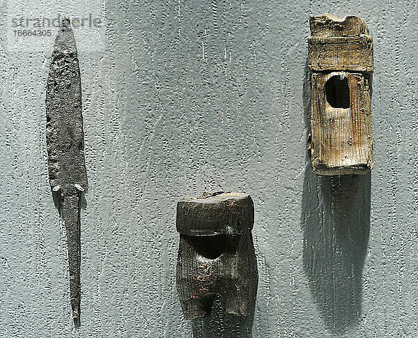 Scancinavia. Bootsbauer. Messer. Hilme  Nord-Aurdal k.  Oppland. Wikingerzeit. 2 Klüsen für Takelagetaue. Gokstad  Sandefjord k.  Vestfold  9. Jahrhundert. Historisches Museum. Oslo. Norwegen.