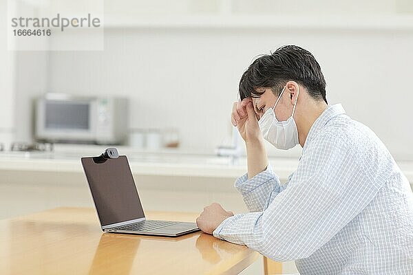 Kranker Japaner arbeitet von zu Hause aus