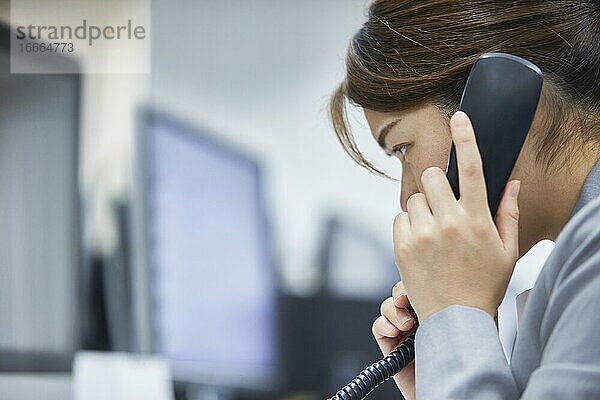 Japanische Geschäftsfrau im Büro