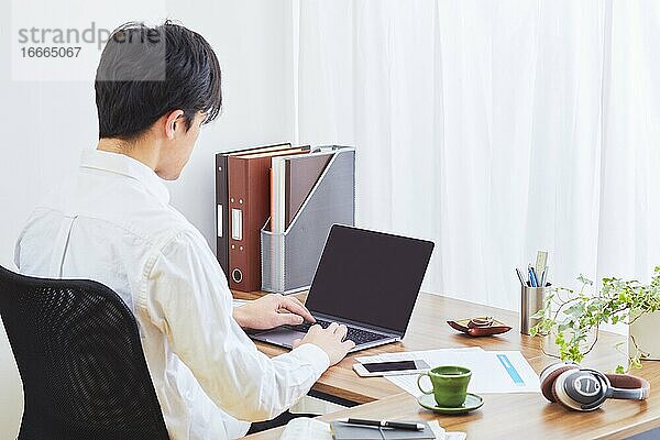 Japaner arbeitet von zu Hause aus