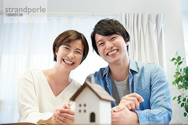 Japanisches Paar zu Hause