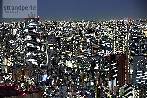 Straßen in Tokio bei Nacht  Japan