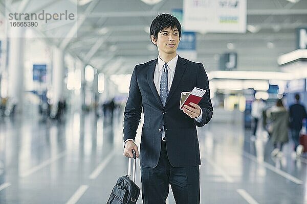 Japanischer Geschäftsmann auf dem Flughafen
