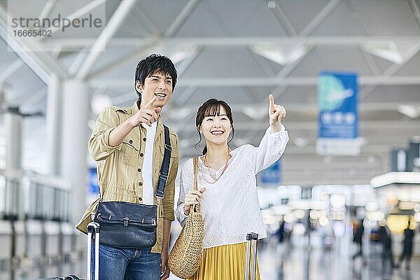 Japanisches Paar auf dem Flughafen