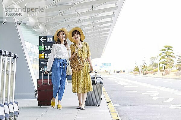 Japanische Frauen auf dem Flughafen
