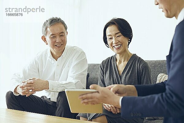 Japanisches Seniorenpaar im Zimmer