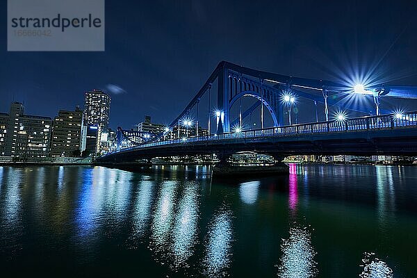 Brücke in der Stadt bei Nacht