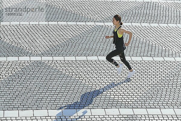 Junge japanische Frau beim Laufen in der Innenstadt von Tokio  Japan