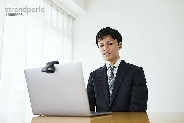 Japaner arbeitet von zu Hause aus