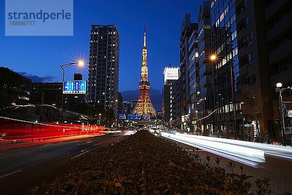 Straßen in Tokio bei Nacht  Japan