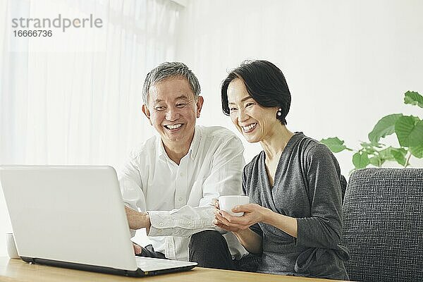 Japanisches Seniorenpaar im Zimmer