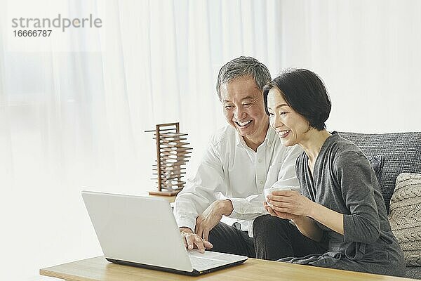 Japanisches Seniorenpaar im Zimmer