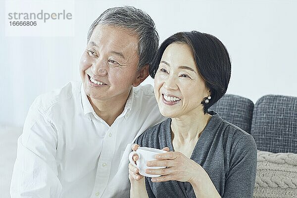 Japanisches Seniorenpaar im Zimmer