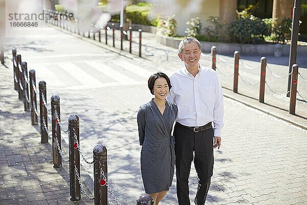 Japanisches älteres Paar lächelt im Freien