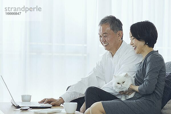 Japanisches Seniorenpaar im Zimmer