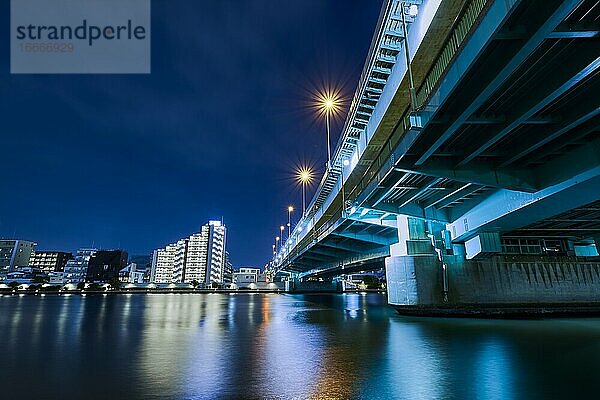 Brücke in der Stadt bei Nacht