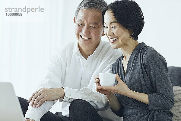 Japanisches Seniorenpaar im Zimmer