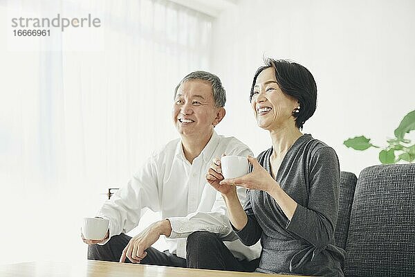 Japanisches Seniorenpaar im Zimmer