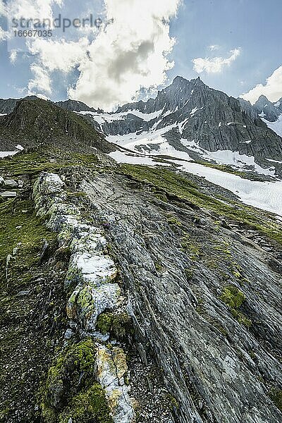 Wanderer vor schneebedeckten Berge  hochalpine Landschaft  Berliner Höhenweg  Zillertaler Alpen  Zillertal  Tirol  Österreich  Europa