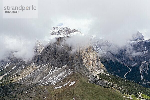 Luftaufnahme  Sellaturm Berg von der Rückseite  Sellapass  Südtirol  Italien  Europa