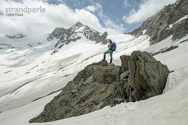 Schneefeld  Wanderer steht auf einem Stein  Abstieg vom Schönblichler Horn  Gletscher Waxeggkees  Weg vom Furtschaglhaus zu der Berliner Hütte  Hochalpine Landschaft  Berliner Höhenweg  Zillertaler Alpen  Zillertal  Tirol  Österreich  Europa