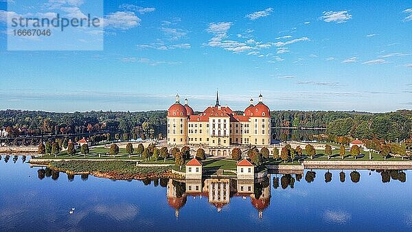 Luftaufnahme  Drohnenfoto  von Schloss Moritzburg bei Dresden  Sachen  Deutschland  Europa