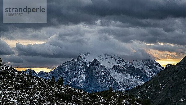 Sonnenuntergang beim Gletscher Marmolada  Ghiacciaio della Marmolada  Marmolata  Dolomiten  Trentino  Südtirol  Italien  Europa