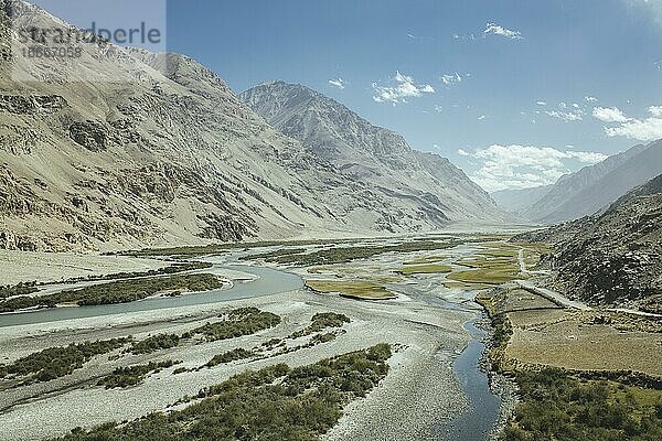 Panoramablick  Talgrund  Flussbett des Pandsch  fließt zwischen Kiesbänken  Wakhan-Korridor  Badachschan  Afghanistan  Asien