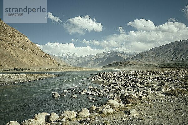 Panoramablick  Pandsch fließt im Tal  Wakhan-Korridors  Khandud  Badachschan  Afghanistan  Asien