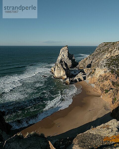 Luftaufnahme  Markige Felsen beim Praia da Ursa Strand  Ulgueira  Portugal  Europa