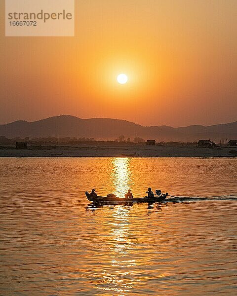 Boot mit Menschen fährt auf Irrawaddy River  bei Sonnenuntergang  Mingun  Myanmar  Asien