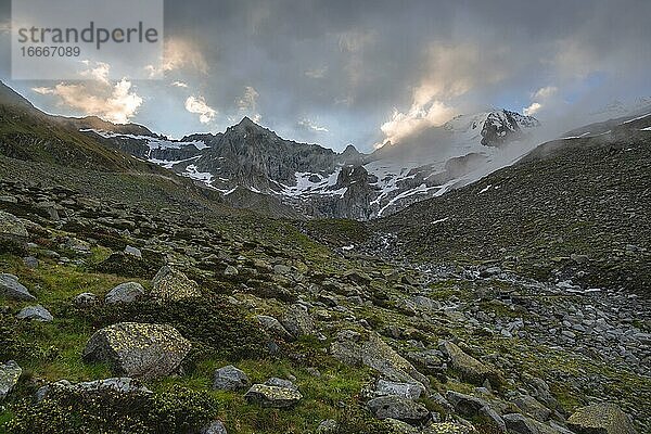 Abendstimmung  Berglandschaft mit tiefliegenden Wolken  hinten Schönbichler Horn  Berliner Höhenweg  Zillertaler Alpen  Zillertal  Tirol  Österreich  Europa