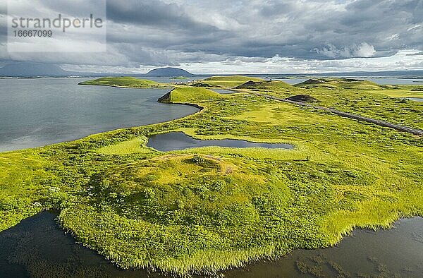 Luftaufnahme von grünem Vulkankrater  Pseudokrater mit dramatischen Wolken am See Mývatn  Skútustaðir  Norðurland eystra  Island  Europa