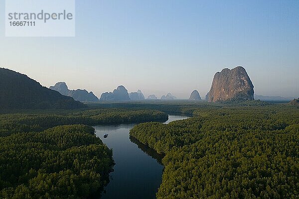 Luftaufnahme  Mangrovenwald mit mäanderndem Fluss und hohen Karstfelsen während dem Sonnenaufgang  Ao Phang-Nga National Park  Phang-Nga Provinz  Thailand  Asien