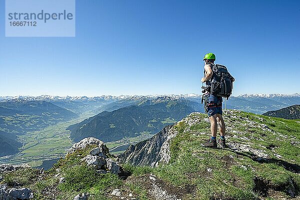 Wanderer blickt ins Inntal  Gipfel Haidachstellwand  5-Gipfel-Klettersteig  Wanderung am Rofangebirge  Tirol  Österreich  Europa