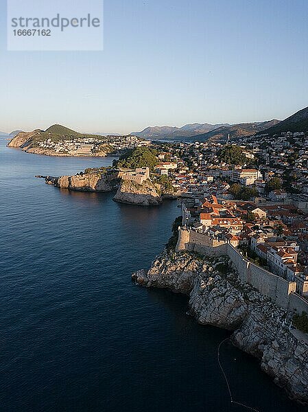 Luftaufnahme  Sonnenaufgang über der Altstadt von Dubrovnik  Kroatien  Europa