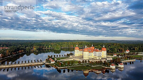 Luftaufnahme  Drohnenfoto  von Schloss Moritzburg bei Dresden  Sachen  Deutschland  Europa