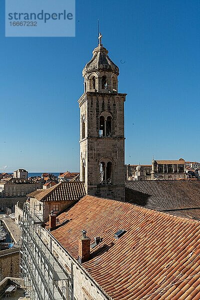Kirchturm in der Altstadt von Dubrovnik  Kroatien  Europa