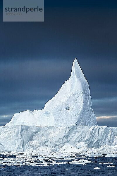 Großer Eisberg in der Diskobucht  Ilulissat  Diskobucht in Grönland