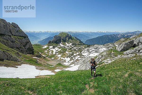 Wanderer auf einem Wanderweg  hinten Haidachstellwand  5-Gipfel-Klettersteig  Wanderung am Rofangebirge  Tirol  Österreich  Europa