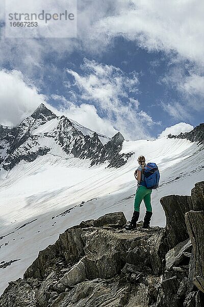 Schneefeld  Wanderer steht auf einem Stein  Abstieg vom Schönblichler Horn  Gletscher Waxeggkees  Weg vom Furtschaglhaus zu der Berliner Hütte  Hochalpine Landschaft  Berliner Höhenweg  Zillertaler Alpen  Zillertal  Tirol  Österreich  Europa