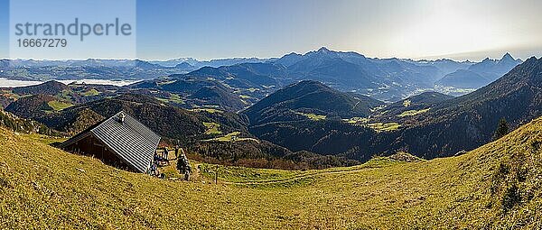 Alpenpanorama von der Scheibenkaser Almhütte auf die Berchtesgadener Alpen  Marktschellenberg  Berchtesgadener Land  Oberbayern  Bayern  Deutschland  Europa